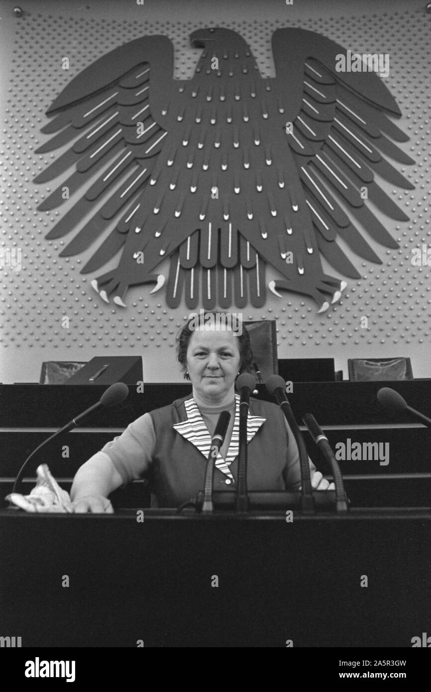 Putzfrau, Reinigungspersonal im Plenarsaal, Reinigungstücher mit einem Lappen über das Rednerpult, Staub wischen, Deutscher Bundestag in Bonn, 02.04.1975, | Verwendung weltweit Stockfoto