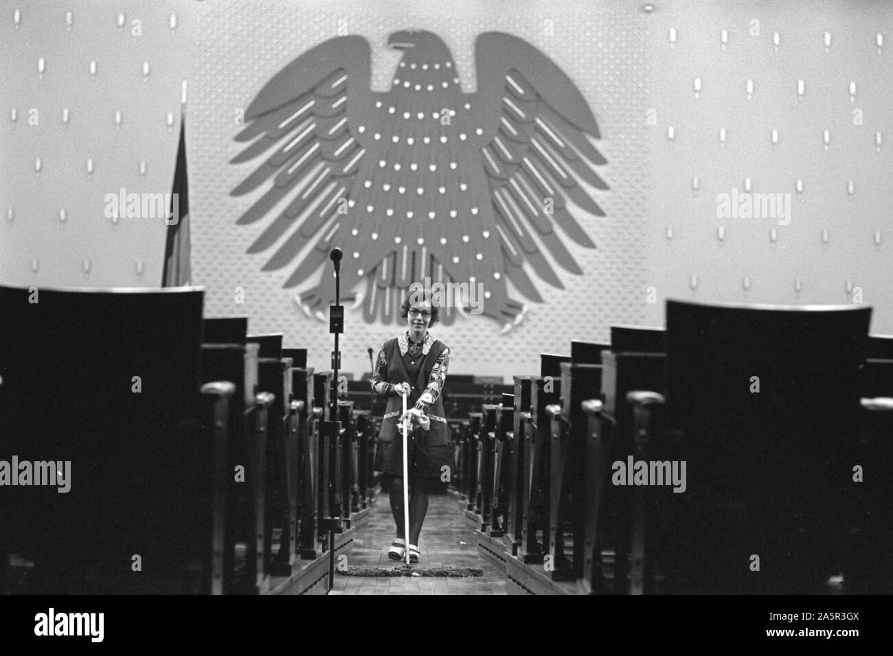 Putzfrau im Plenarsaal, den Boden, im Hintergrund der Bundesadler, Deutscher Bundestag in Bonn, 02.04.1975, | Verwendung weltweit Stockfoto