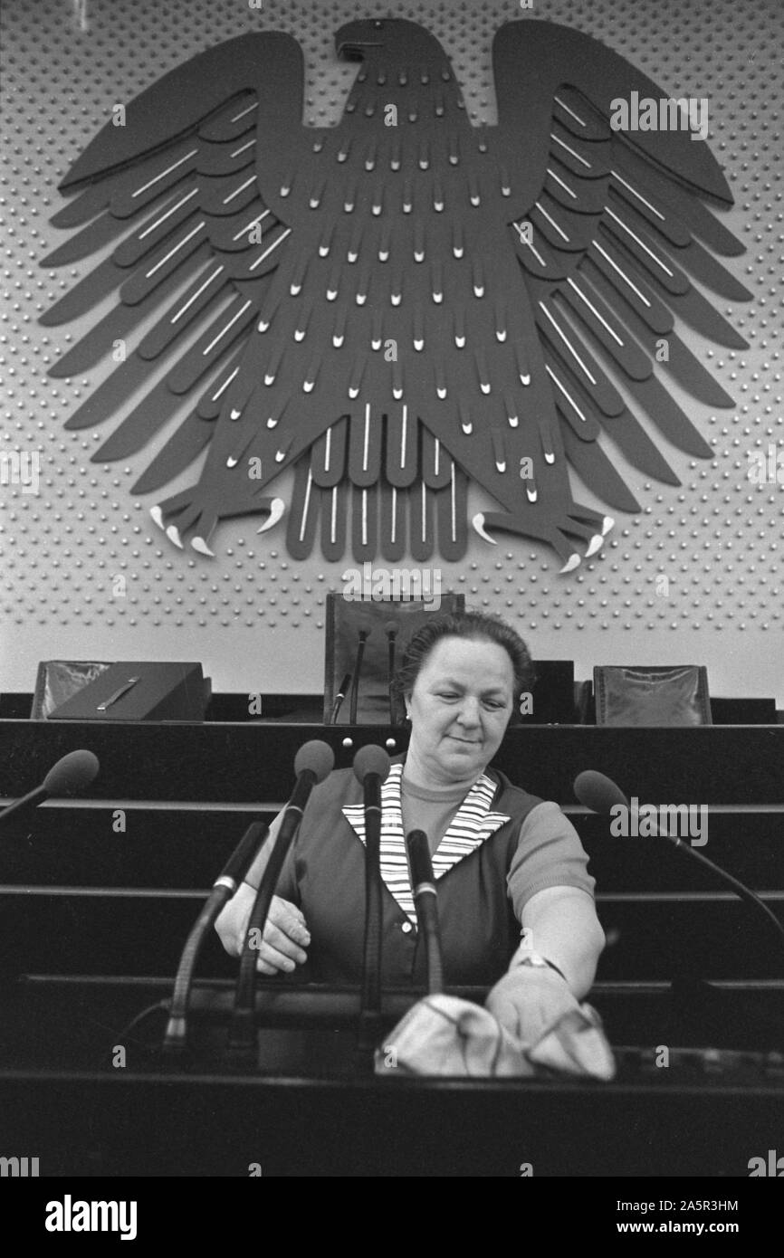 Putzfrau, Reinigungspersonal im Plenarsaal, Reinigungstücher mit einem Lappen über das Rednerpult, Staub wischen, Deutscher Bundestag in Bonn, 02.04.1975, | Verwendung weltweit Stockfoto
