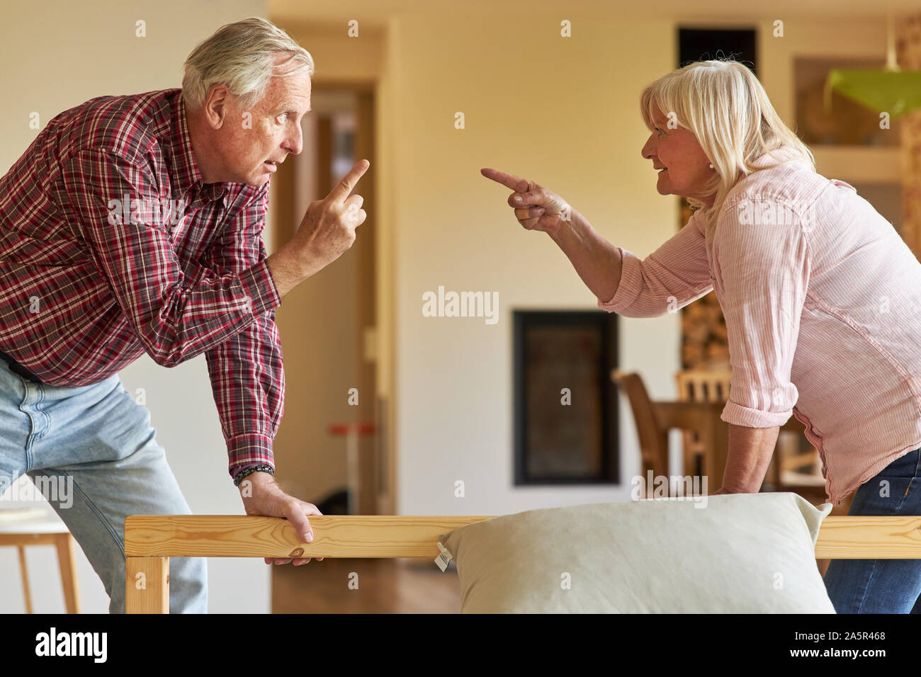 Senioren sind wütend, und führen Sie einen Streit oder Konflikt Stockfoto