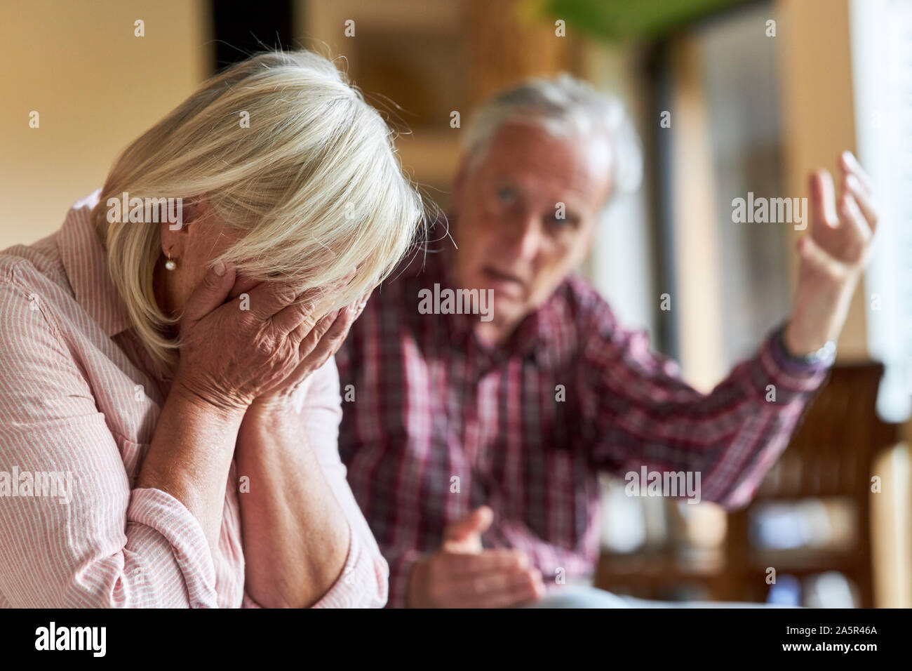 Senior argumentiert mit seine frustrierte Frau über Scheidung und Trennung Stockfoto