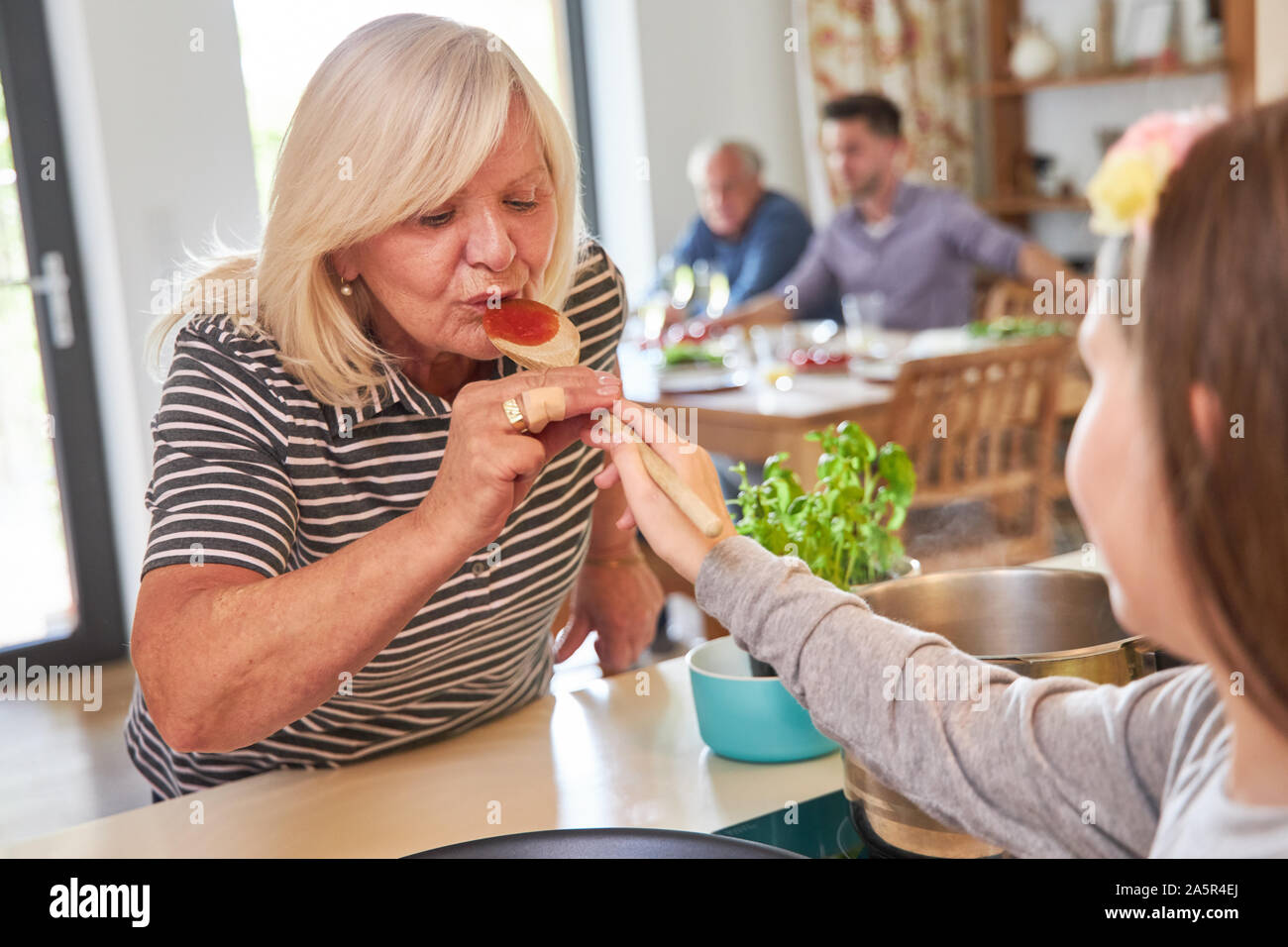 Enkelin Kochen mit ihrer Großmutter zu Hause in der Küche Stockfoto
