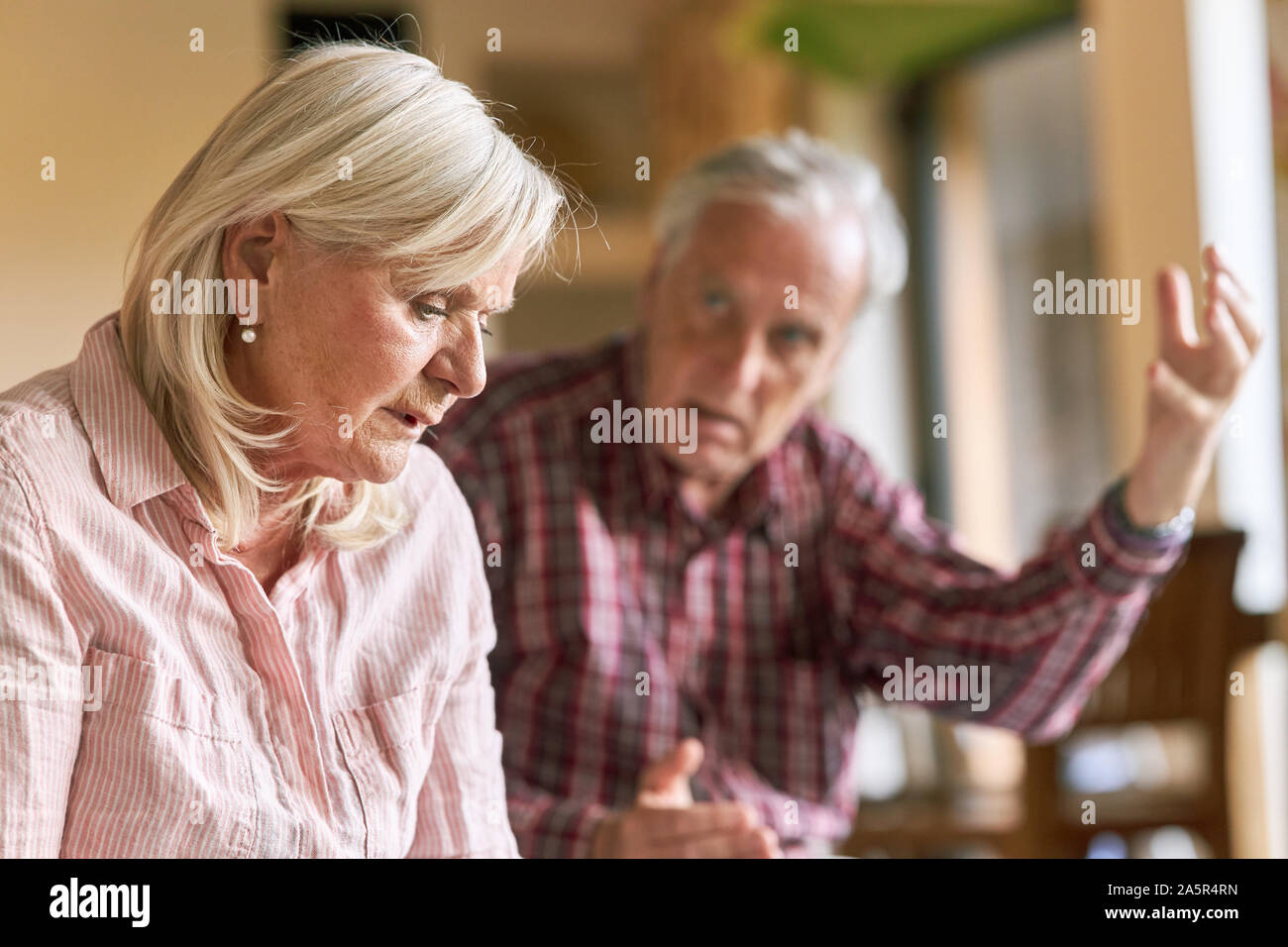 Senior Paar hat Streit und Konflikt mit Wut über die Trennung zu Hause Stockfoto