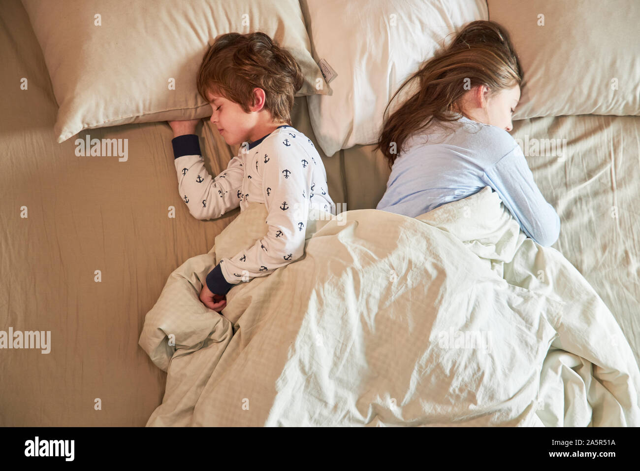 Geschwister Kinder schlafen friedlich zusammen im Bett im Schlafzimmer  Stockfotografie - Alamy