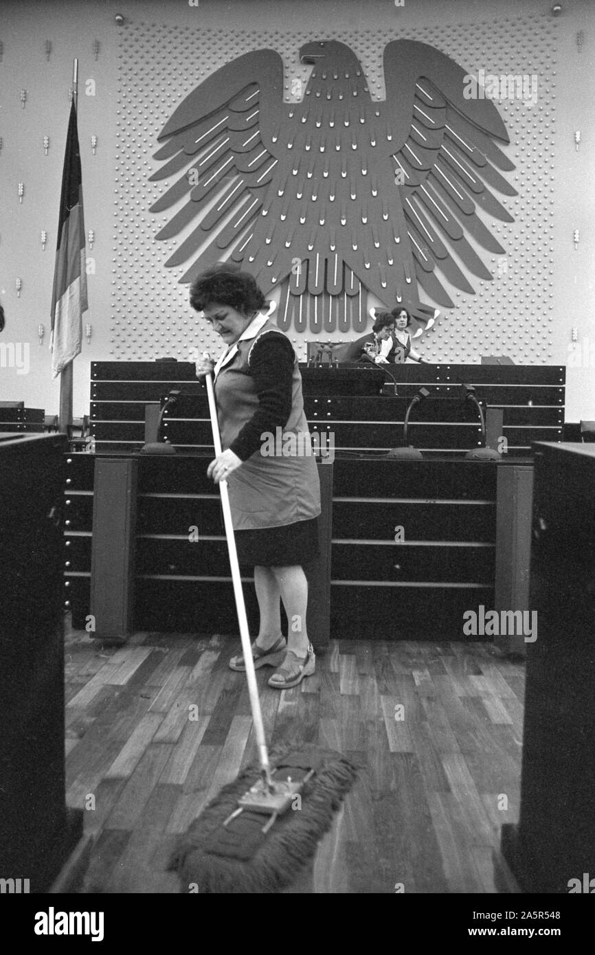 Putzfrau im Plenarsaal, den Boden, im Hintergrund der Bundesadler, Deutscher Bundestag in Bonn, 02.04.1975, | Verwendung weltweit Stockfoto