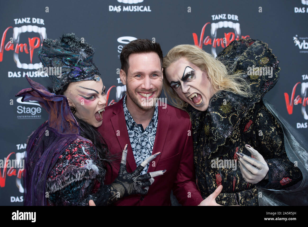 Sven Kroll, TV-Moderatorin, mit zwei Vampire Darsteller posieren, Roter Teppich, roten Teppich zeigen, Premiere des Musicals "Tanz der Vampire" im Metronom Theater Oberhausen, 10.10.2019. | Verwendung weltweit Stockfoto