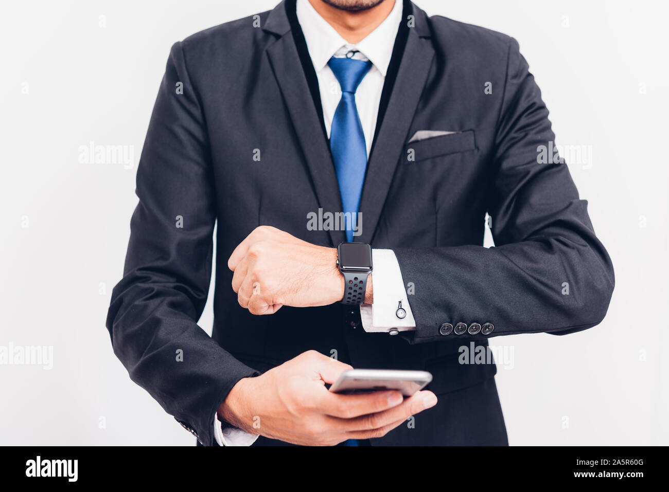 Business mann Wearable Smart watch auf der Hand und er ist Sync smarteatch auf Smartphone, das smart Watch ist moderne Technologie design isoliert auf weißem Hinterg Stockfoto