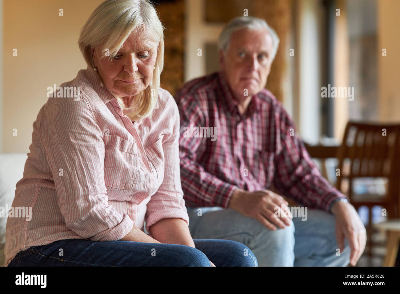 Frustriert oder deprimiert Senior Frau Streit mit ihrem Mann Stockfoto