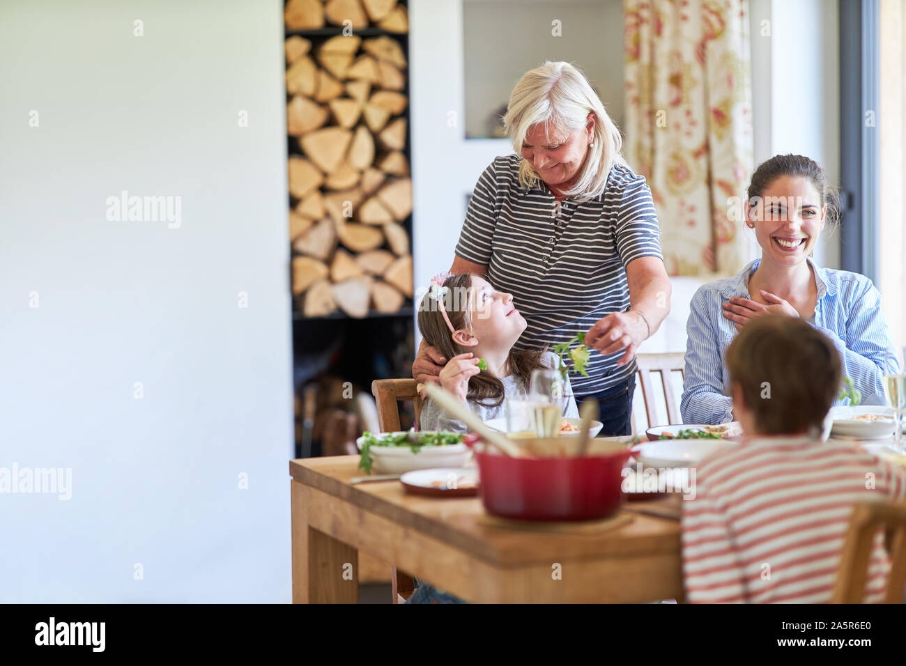 Familie mit Großmutter und Enkel in vegetarisches Mittagessen Stockfoto