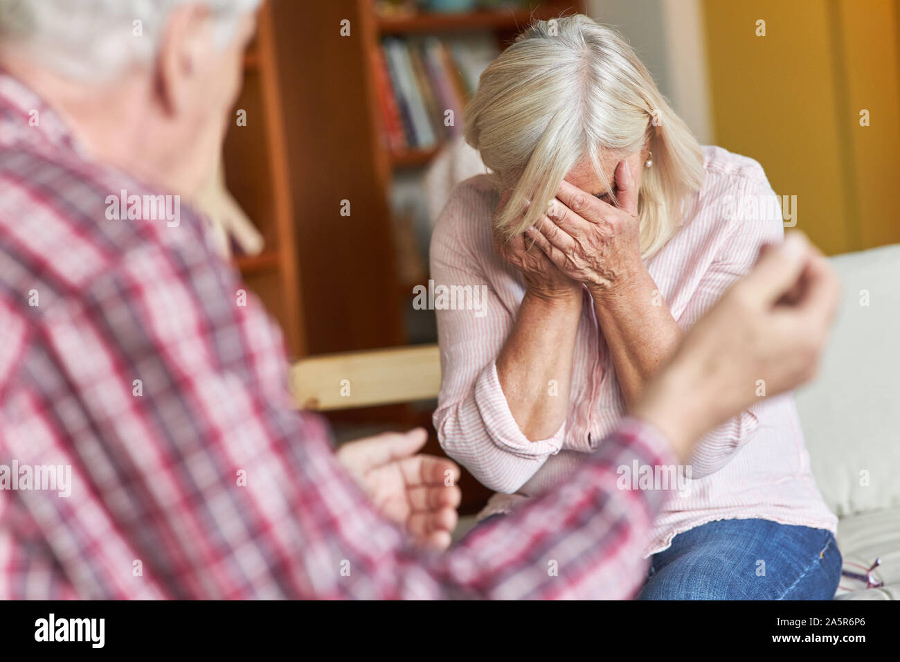 Einige Senioren haben Streit Konflikt zu Hause im Wohnzimmer und Stockfoto