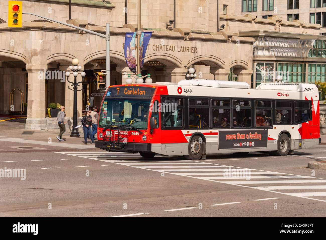 Ottawa, CA - 9. Oktober 2019: Ottawa OC Transpo Bus in der Innenstadt von Ottawa Stockfoto