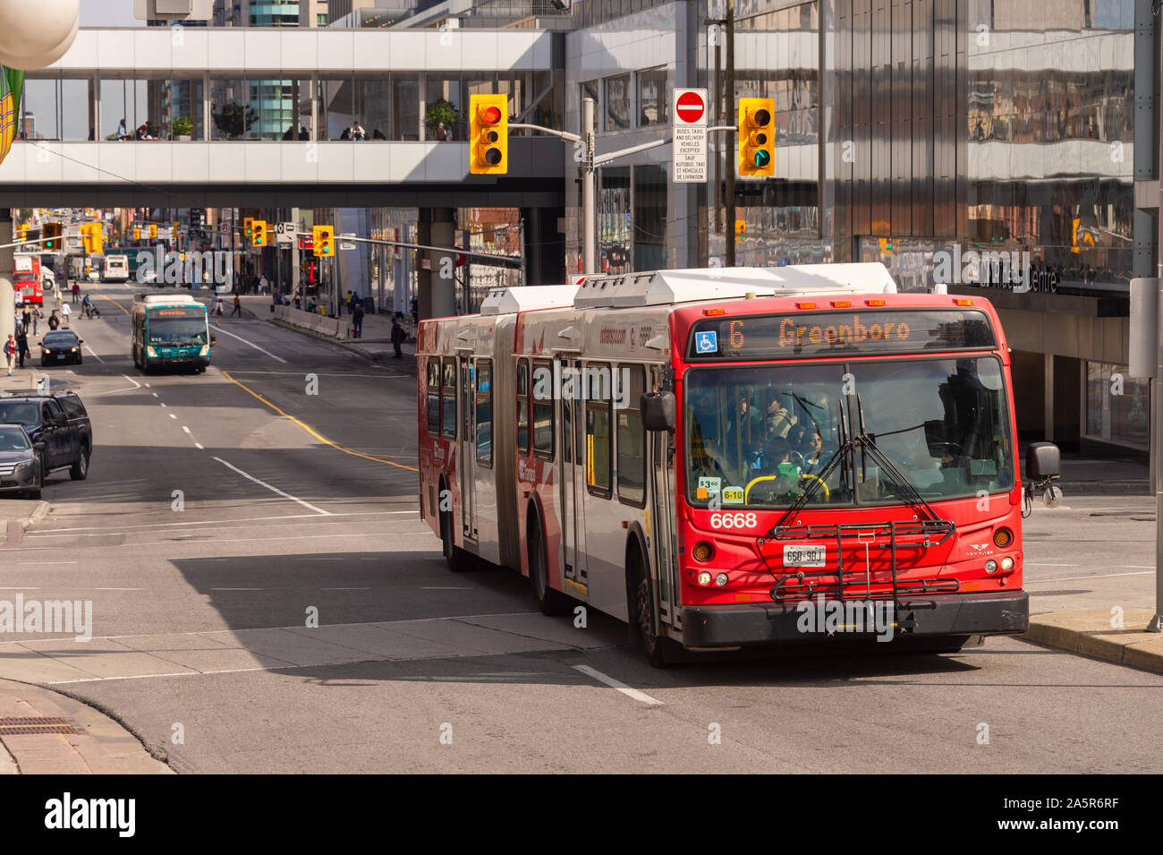 Ottawa, CA - 9. Oktober 2019: Ottawa OC Transpo Bus in der Innenstadt von Ottawa Stockfoto