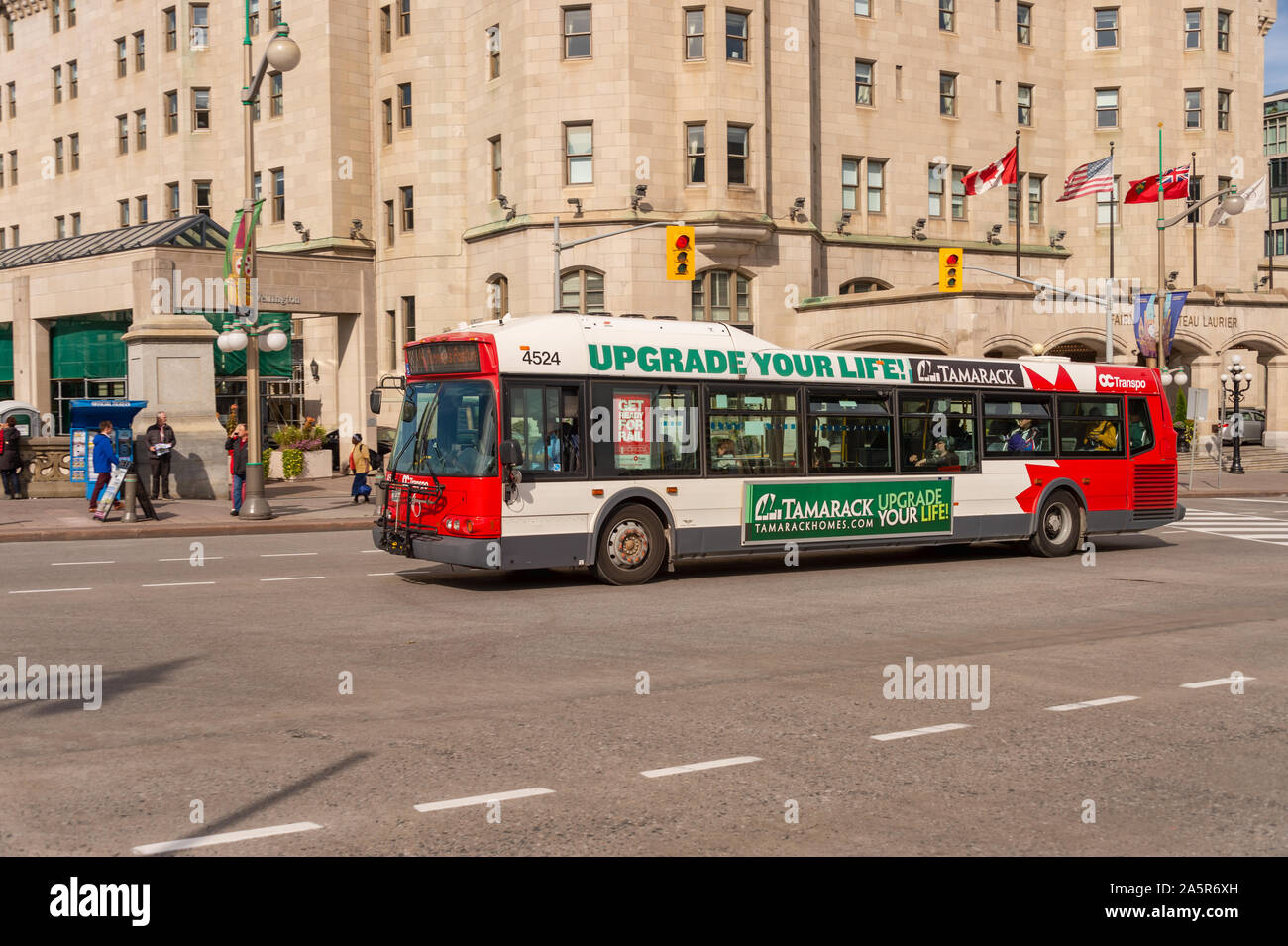 Ottawa, CA - 9. Oktober 2019: Ottawa OC Transpo Bus in der Innenstadt von Ottawa Stockfoto