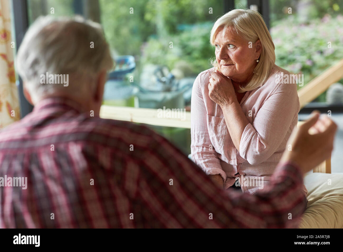 Senior Paar über die Trennung oder Scheidung im Wohnzimmer argumentieren Stockfoto