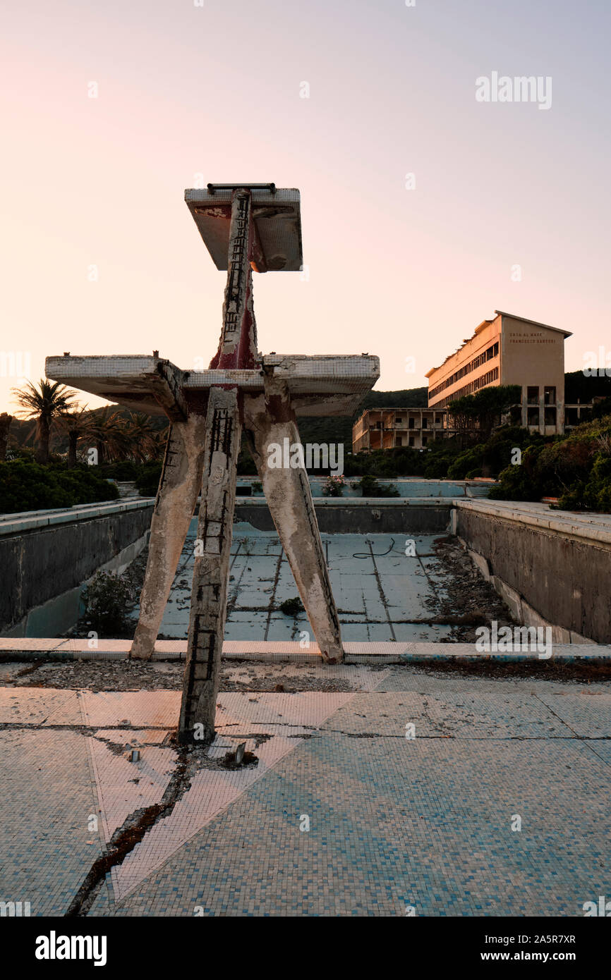 Die verlassenen Funtanazza hotel Schwimmbad Sprungturm, einer inzwischen stillgelegten Mining Company Hotel an der Costa Verde Küste Sardinien Italien Stockfoto