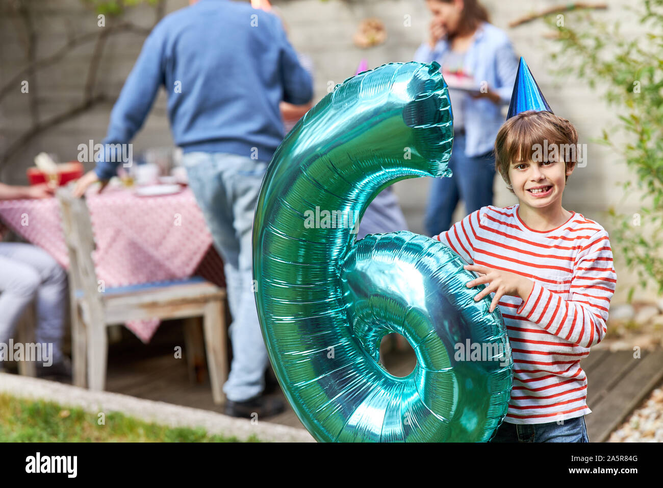 Happy Boy feiert Geburtstag Nummer sechs im Sommer im Garten Stockfoto