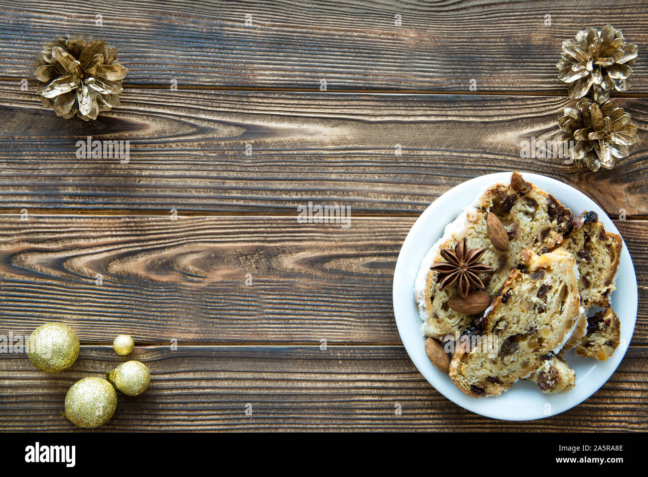 Tradition mit Rosinen, getrocknete Früchte und Rum auf braune Holztisch Hintergrund. Platz für Text. Platz für Rezept. Goldene Weihnachten Dekor Stockfoto