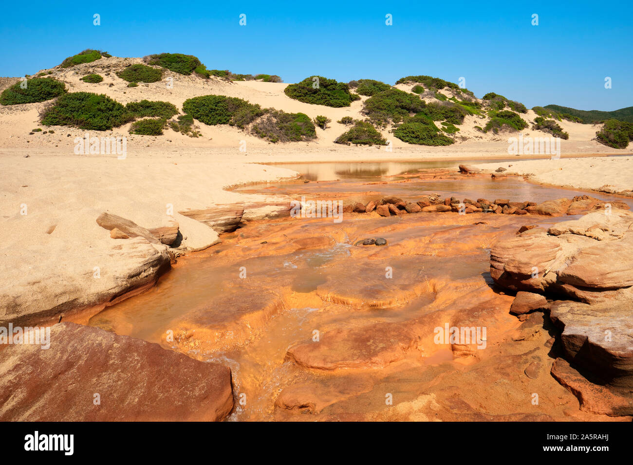 Die roten Ocker mineral rich Piscinas Fluss fließt über den Strand, die Dünen von Piscinas an der Costa Verde Westküste Sardinien Italien Europa Stockfoto