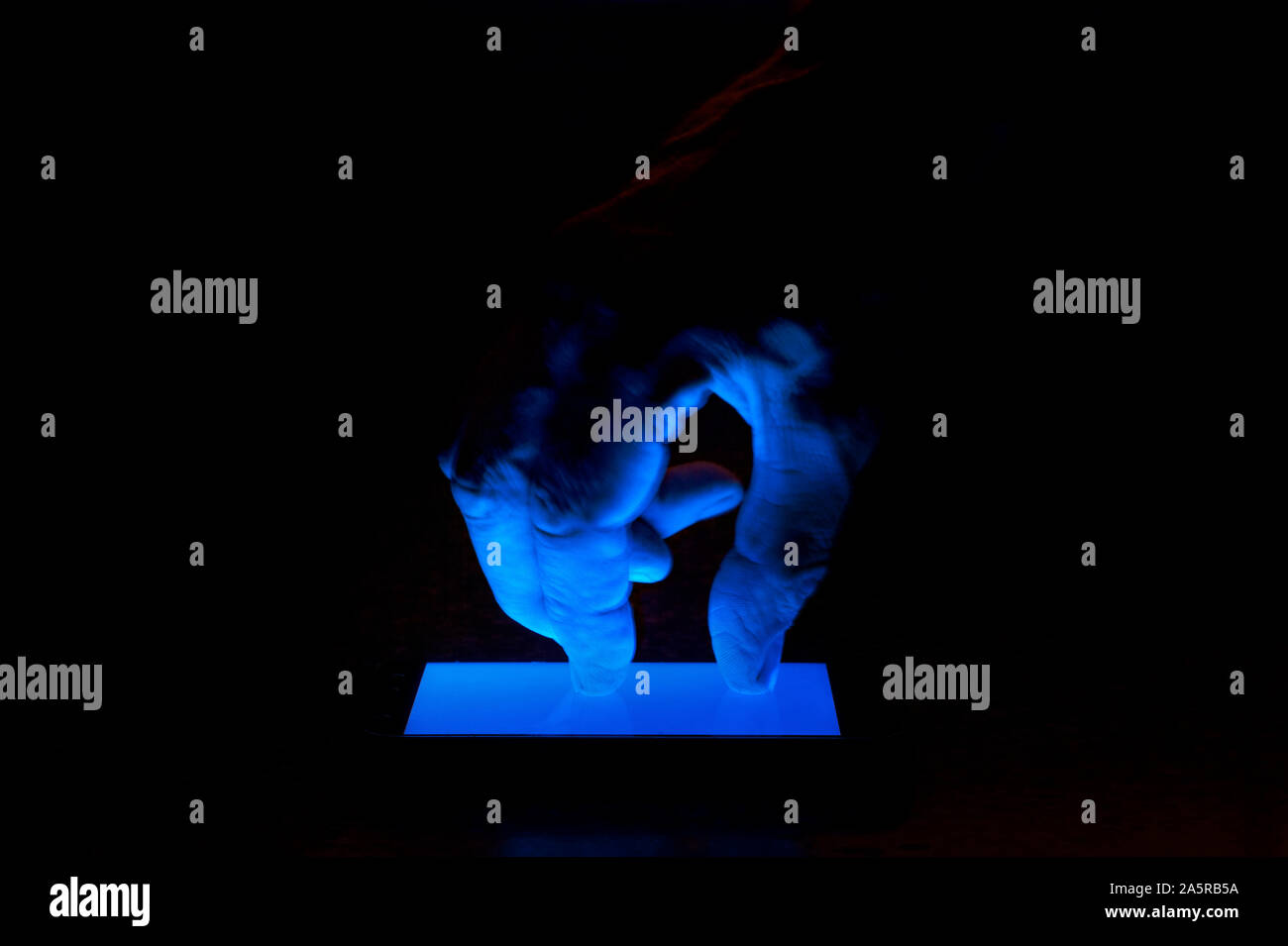 Licht von Touchscreen smart mobile Telefone oft in das blaue Ende des Spektrums verbunden zu sein, zu schlafen Störungen reichen, mögliche Makuladegeneration Stockfoto