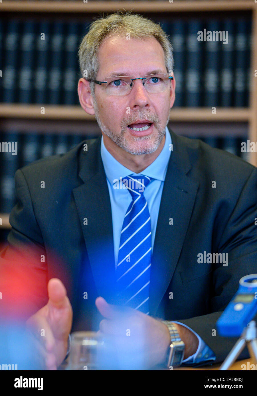 10. Oktober 2019, Mecklenburg-Vorpommern, Schwerin: Thomas Krüger, der Vorsitzende der SPD-Fraktion im Landtag von Mecklenburg-Vorpommern, auf einer Pressekonferenz im Landtag. Foto: Jens Büttner/dpa-Zentralbild/ZB Stockfoto