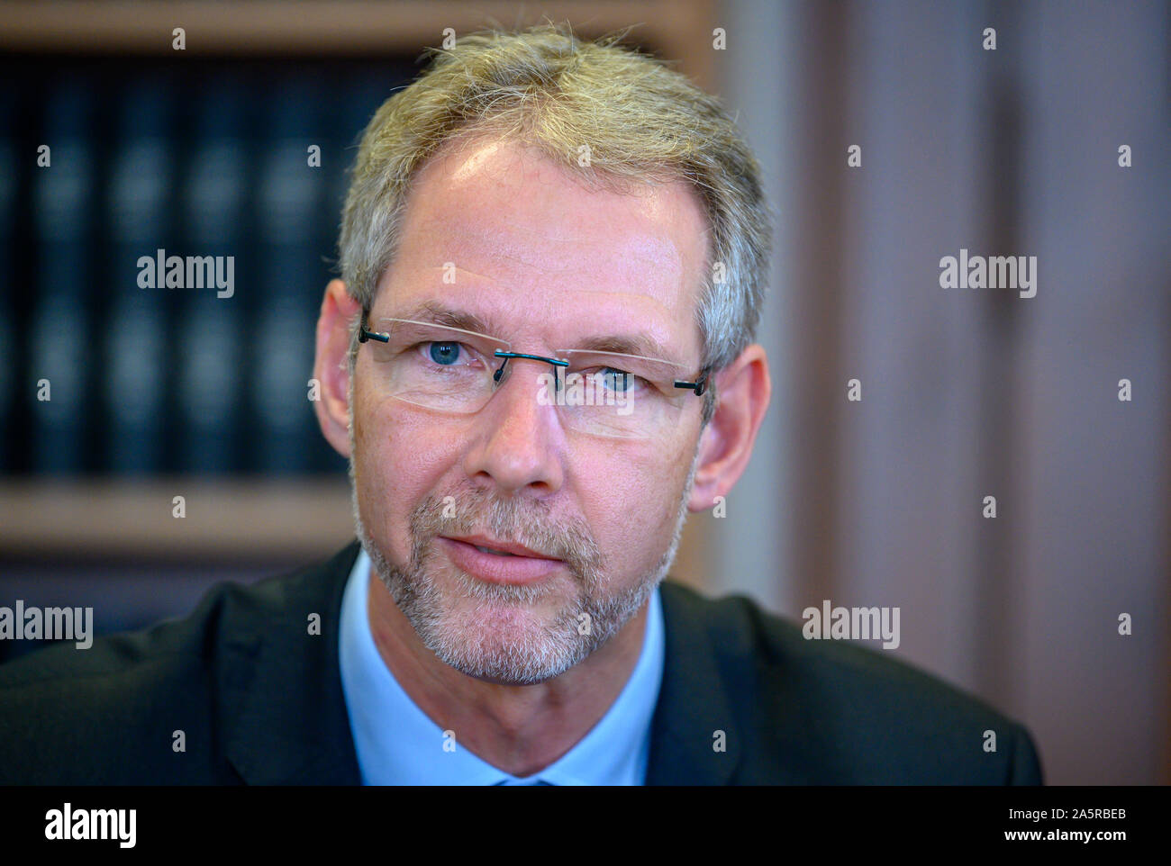 10. Oktober 2019, Mecklenburg-Vorpommern, Schwerin: Thomas Krüger, der Vorsitzende der SPD-Fraktion im Landtag von Mecklenburg-Vorpommern, auf einer Pressekonferenz im Landtag. Foto: Jens Büttner/dpa-Zentralbild/ZB Stockfoto