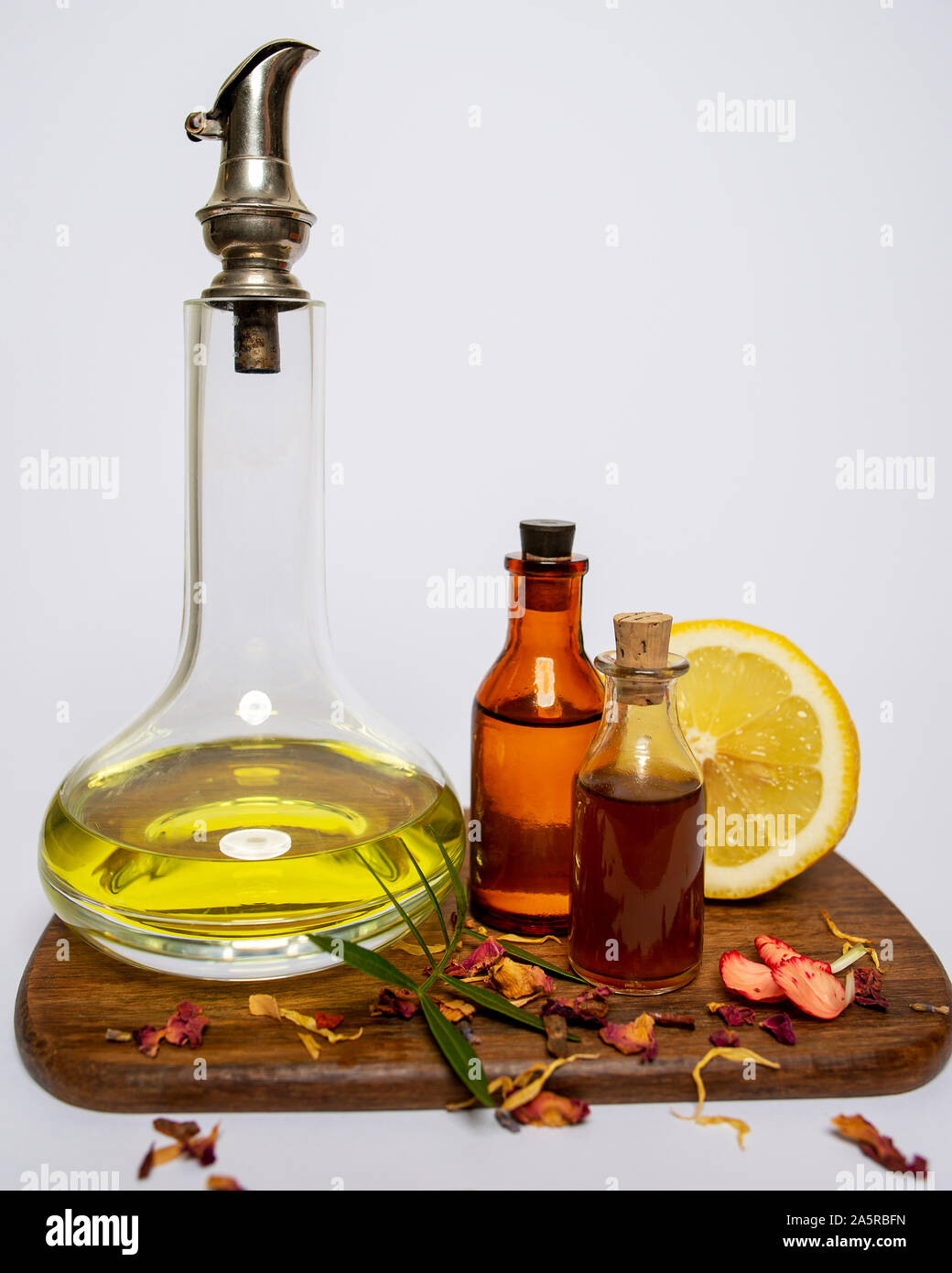 Aromatherapie und ätherische Öle auf weißem Hintergrund. Stockfoto