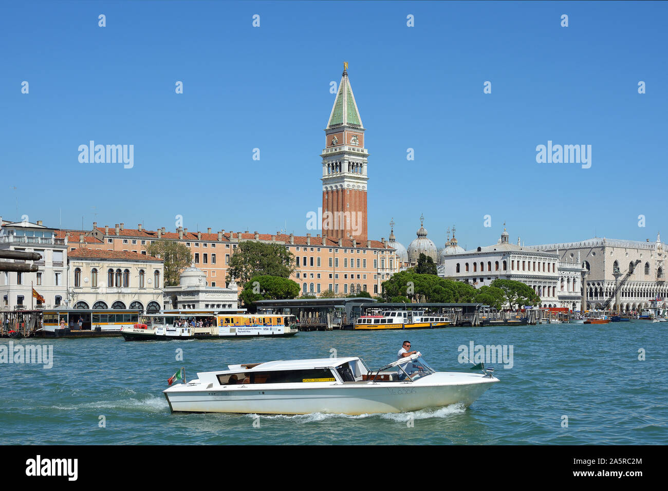 Blick über den Canal Grande auf San Marco mit dem Glockenturm Campanile in Venedig - Italien. Stockfoto