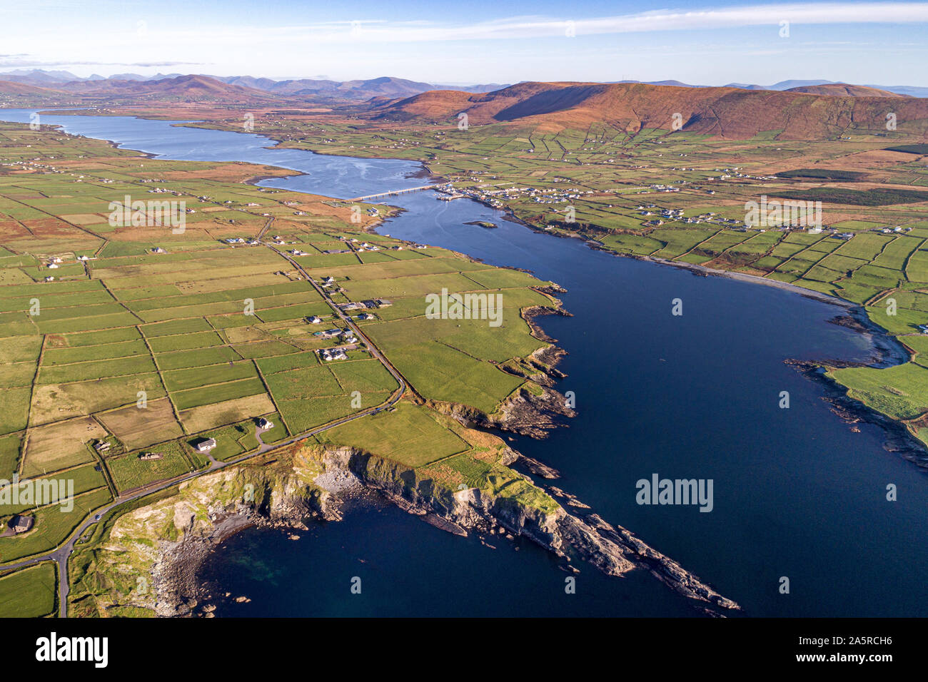 Antenne Portmagee Bucht und Valentia Island, County Kerry, Irland Stockfoto