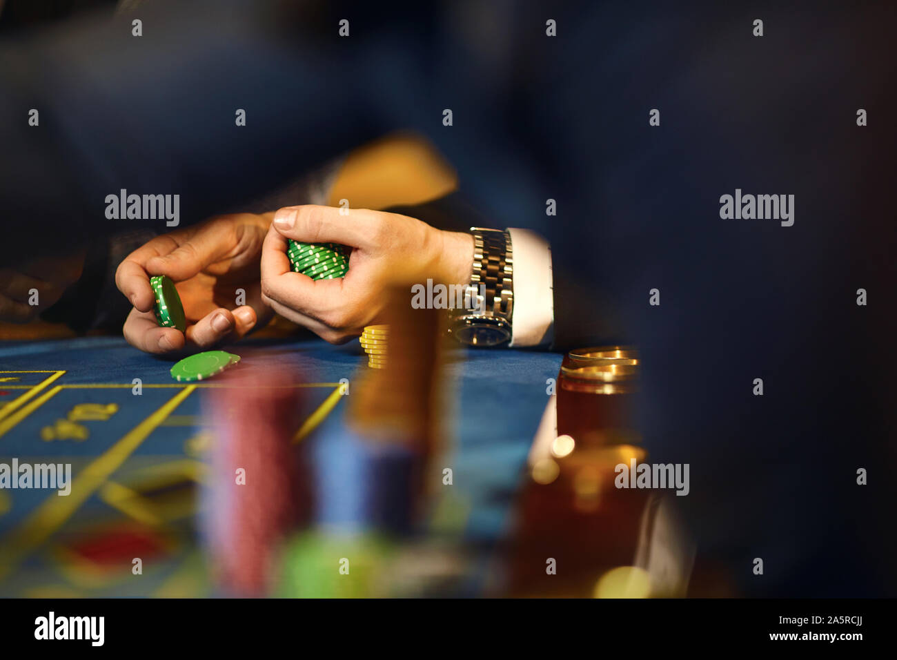 Chips in den Händen der Spieler in einem Casino. Stockfoto