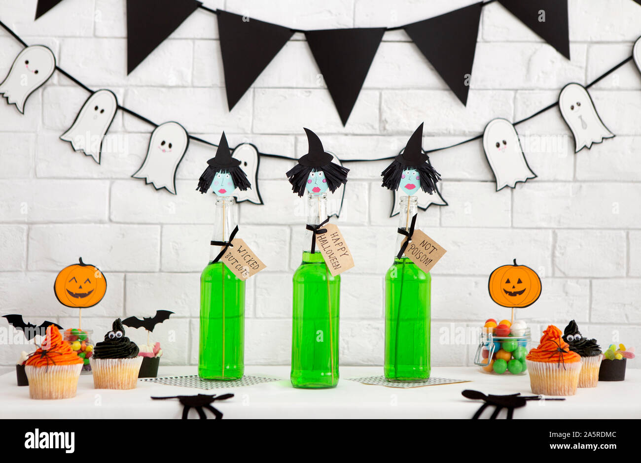 Giftig grüne Cocktails mit Hexen Hüte auf Halloween Party Stockfoto