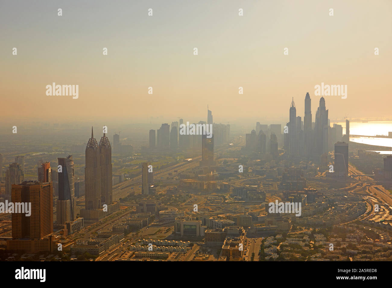 Luftaufnahme der Stadt vom Hubschrauber, Dubai, Vereinigte Arabische Emirate Stockfoto