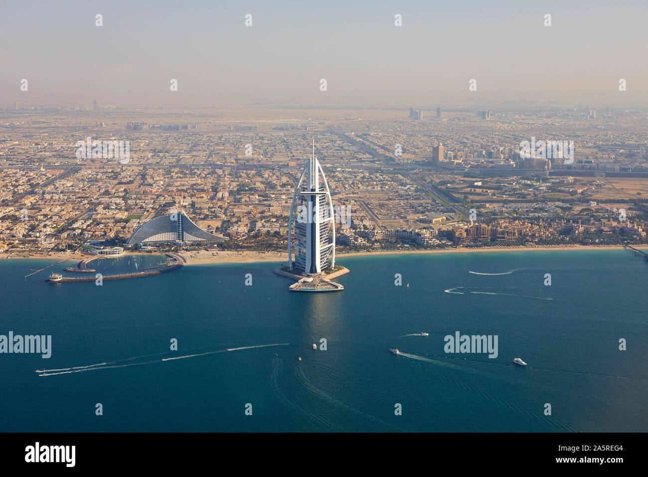 Luftaufnahme der Stadt mit der Al Arab aus dem Hubschrauber, Dubai, Vereinigte Arabische Emirate gesehen Stockfoto