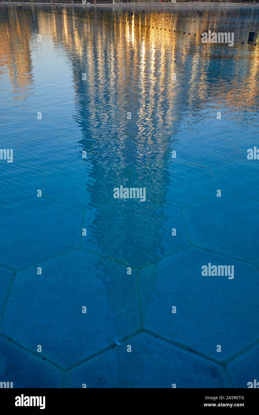 Burj Khalifa, spiegelt sich in den Pool, Dubai, Vereinigte Arabische Emirate Stockfoto