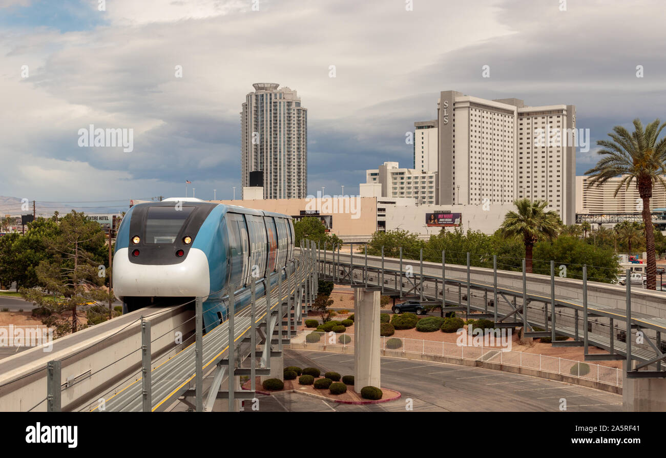 Ansicht der Monorail Zug nähert sich Westgate Hotel Station aus dem Norden Stockfoto