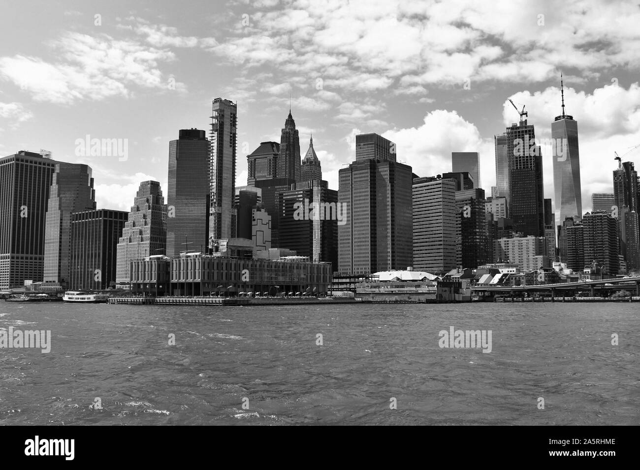 Blick vom East River in New York City, von den Hochhäusern, die die Skyline der Innenstadt von Lower Manhattan. Stockfoto