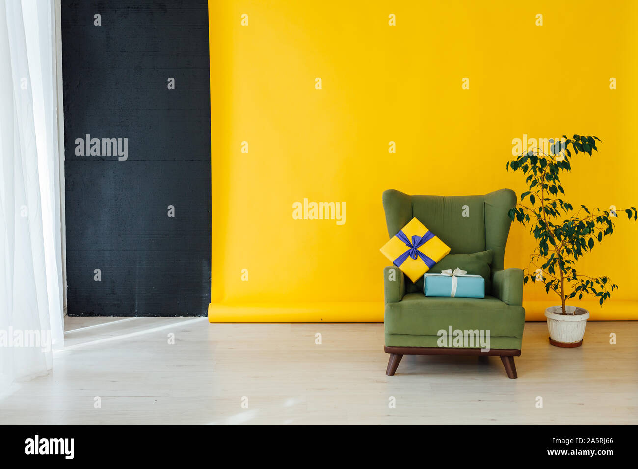 Sessel mit einer Anlage in die Innenausstattung des Zimmers mit einem gelben Hintergrund Stockfoto