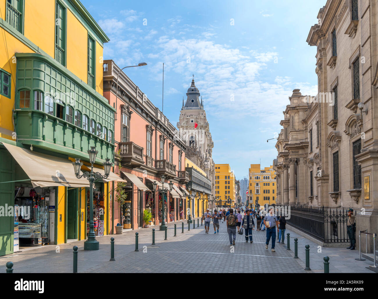 Jirón Carabaya mit Blick auf die Plaza de Armas mit der Presidential Palace auf der rechten Seite, Centro Historico (historisches Zentrum), Lima, Peru Stockfoto