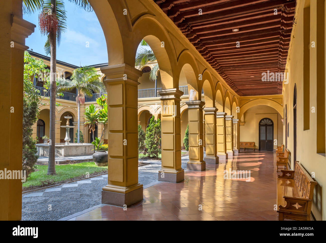 Kreuzgang im Kloster und Basilika Santo Domingo im historischen …