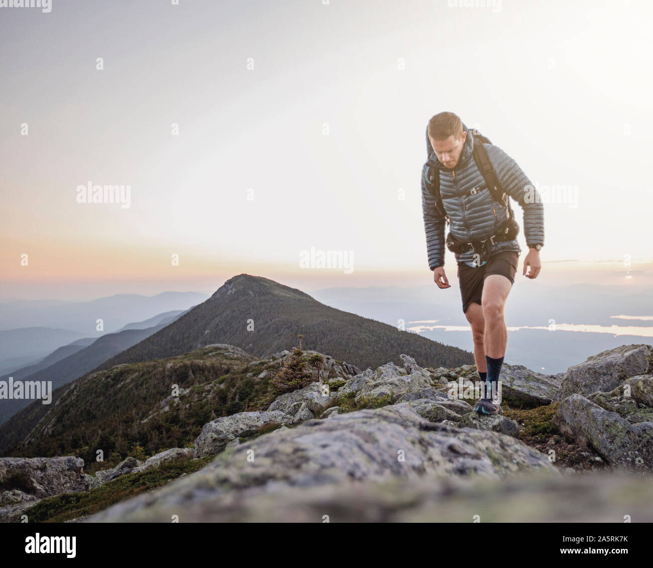 Ein männlicher Wanderer Spaziergänge entlang der Appalachian Trail Berggipfel in Maine Stockfoto