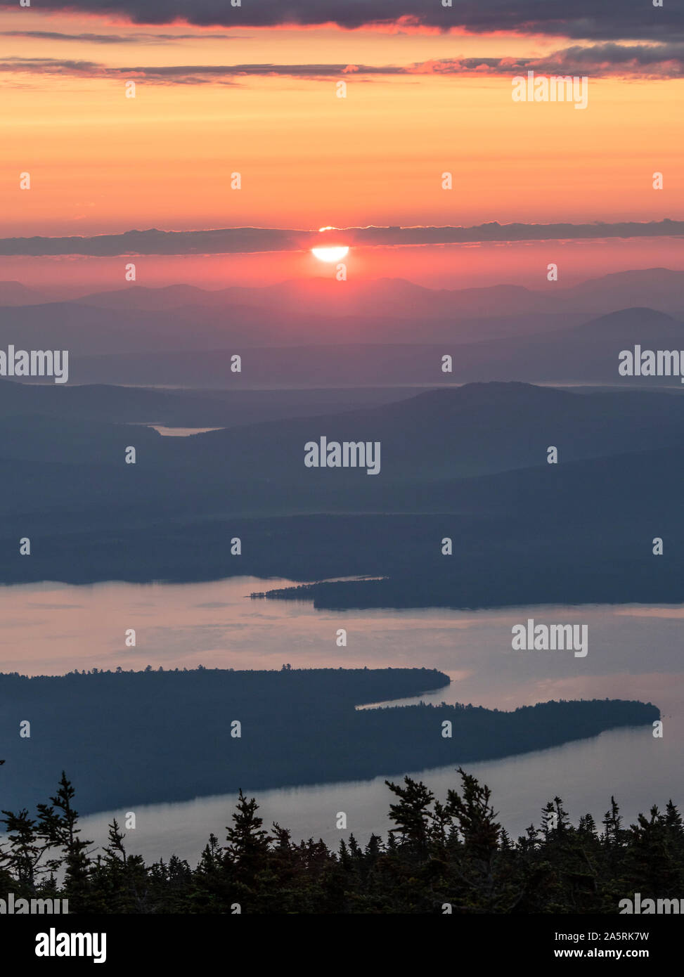 Sonnenuntergang auf dem Appalachian Trai über die Seen und die Berge von Maine Stockfoto