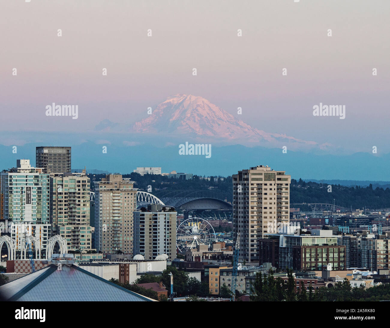 Mount Rainier thront über der Stadt Seattle, Washington. Stockfoto