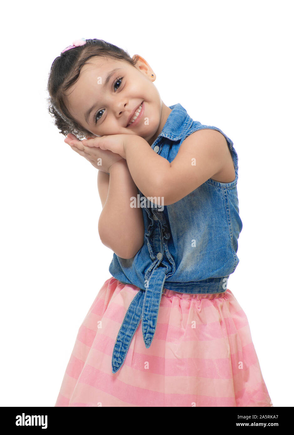 Jungen kleinen süßen Mädchen mit einem Glücklich Tagtraum isoliert auf weißem Hintergrund Stockfoto