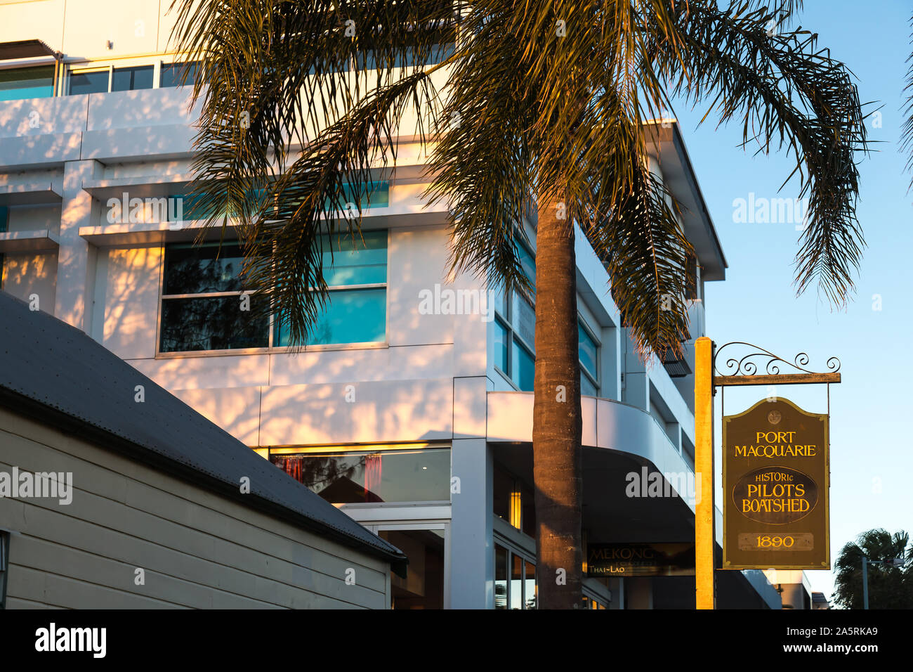 Blick auf die Mitte der Nordküste Maritime Museum Lotsenboot Schuppen und ein zeitgenössisches Gebäude daneben, Port Macquarie, Australien. Stockfoto