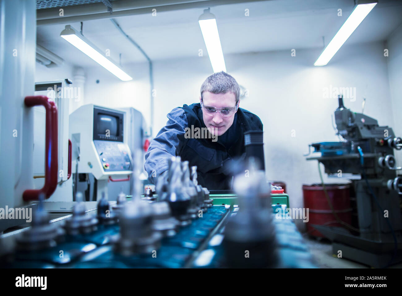 Ingenieur in einer Werkstatt Fräsen ein Werkzeug Stockfoto