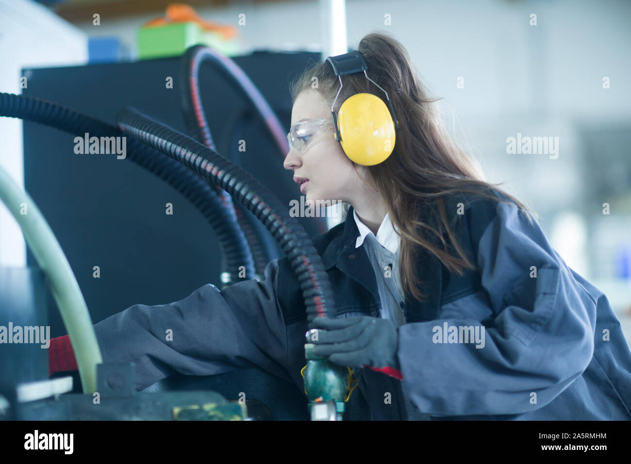 Industrielle Anlage mit einem Ingenieur Weiblich Stockfoto