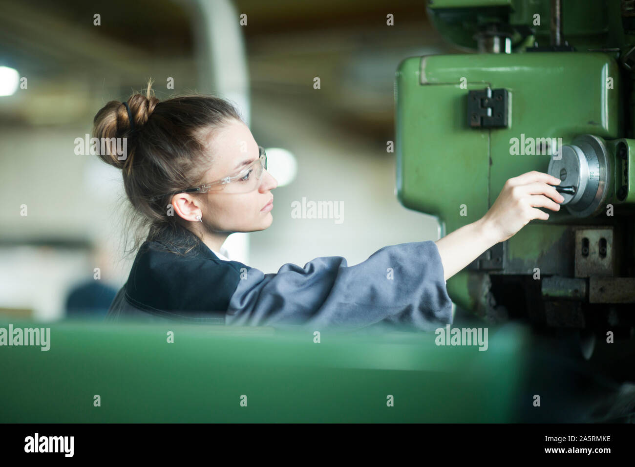 Industrielle Anlage mit einem Ingenieur weiblichen arbeiten Stockfoto