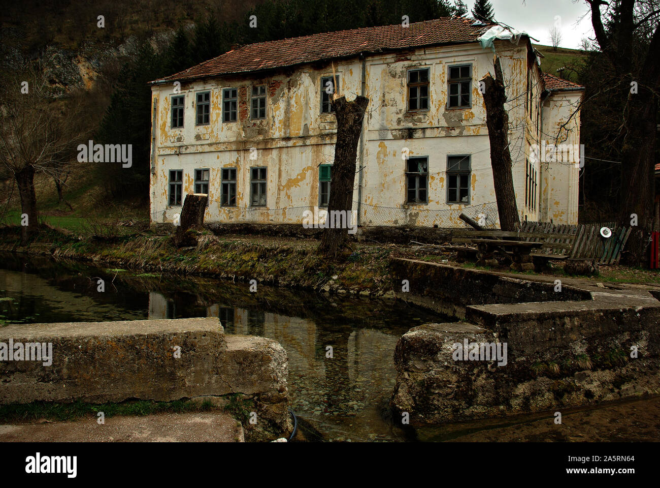Das Dorf Štitkovo im Südwesten von Serbien, an den Hängen des Zlatar Mountain in der Nähe von Nova Varos, einer der schönsten Regionen von Serbien. Š Stockfoto