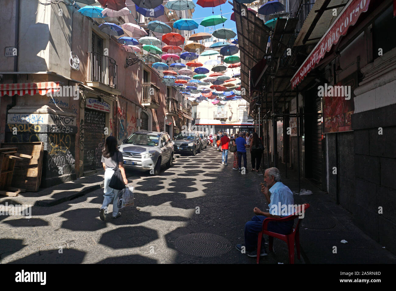 Die bunte Regenschirme der Regenschirm Sky Projekt in der Via Cisira und Via Pardo, Catania, Sicly, Italien, Stockfoto