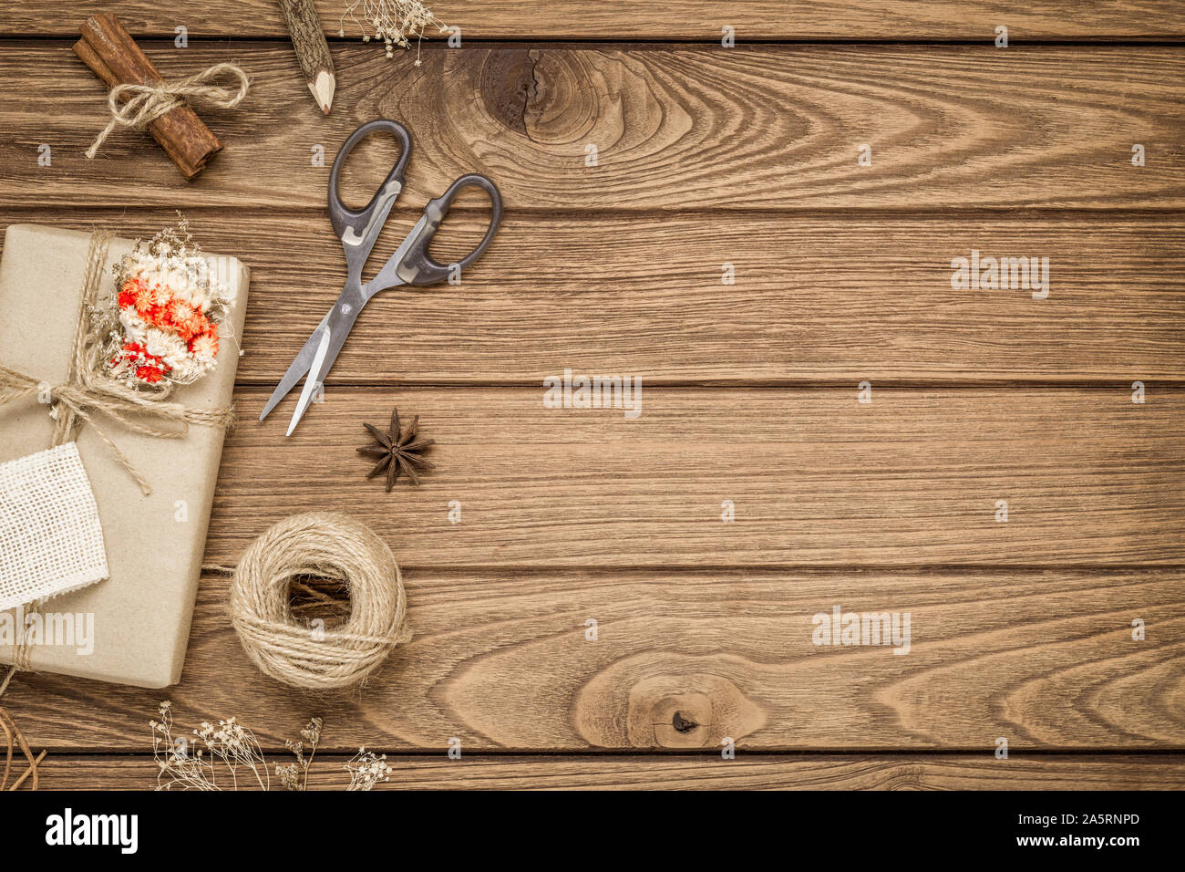 Handgefertigte DIY Weihnachten Geschenk Box auf Holz Hintergrund. Natürliche vorhanden Boxen für Weihnachten, Silvester oder andere Jubiläum. Grußkarte mit Kopie sp Stockfoto