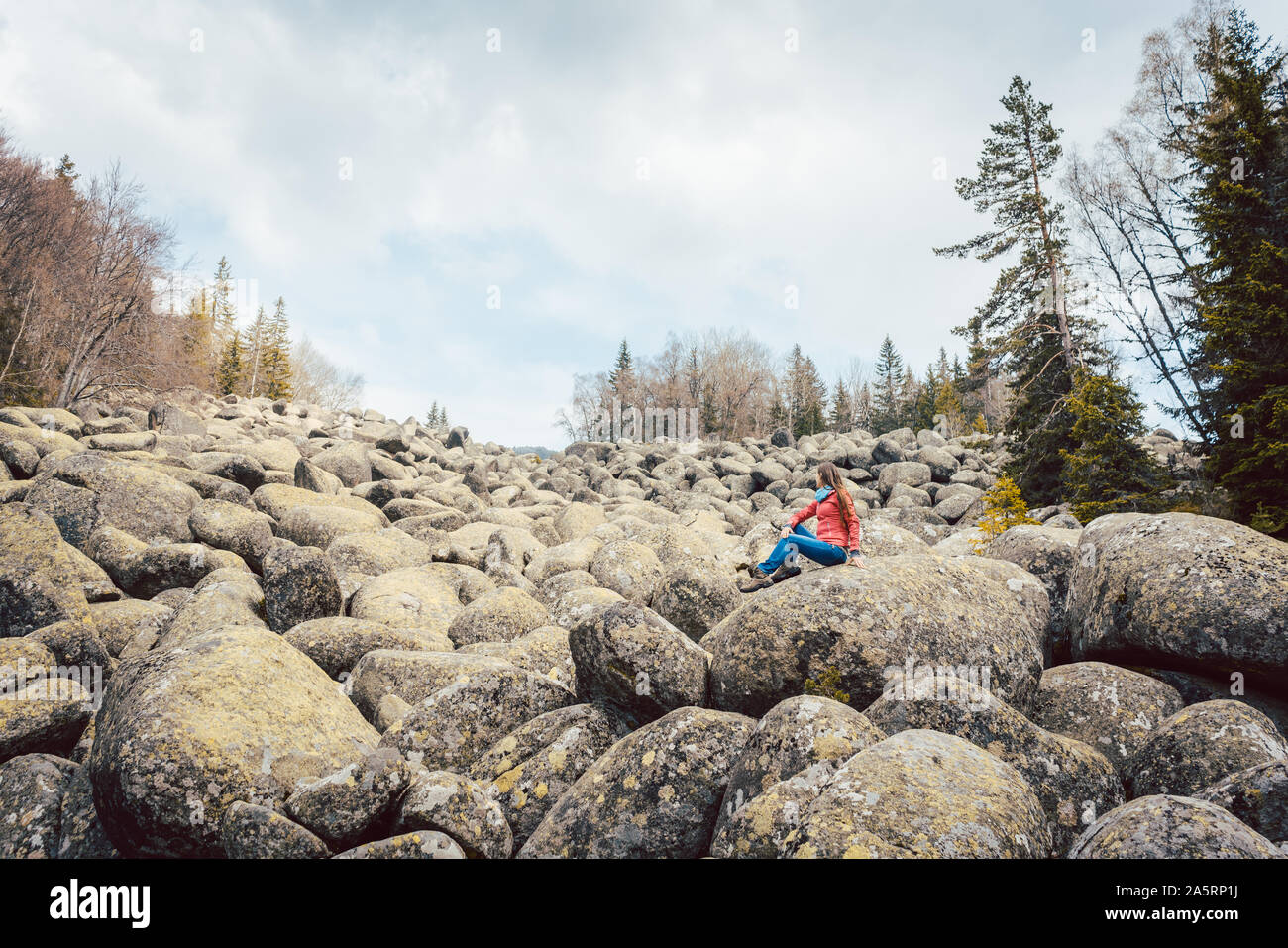 Frau wandern ein Stein Fluss Stockfoto
